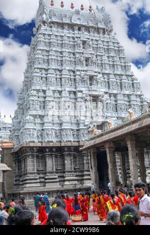 Hinduistische Leute, die in einen hinduistischen Tempel in Indien gehen. Stockfoto