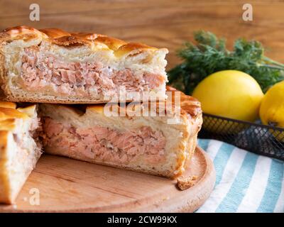 Köstliche hausgemachte Torte mit Lachsfischfüllung, Nahaufnahme, Stück geschnitten Stockfoto