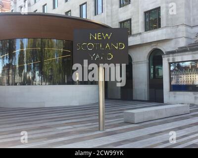 LONDON, Großbritannien - 28. September 2020: Neues Scotland Yard Gebäude Schild, befindet sich in Victoria, London, England, Großbritannien, Europa. Scotland Yard ist ein Metonym für Th Stockfoto