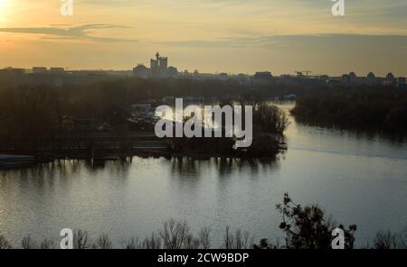 Wunderschöner Blick auf den Sonnenuntergang vom Kalemegdan Park Stockfoto