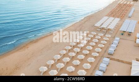 Schlechte Touristensaison, leerer Strand ohne Urlauber. Stockfoto