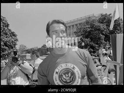 Schauspieler und Bodybuilder Arnold Schwarzenegger (geb. 1947) auf dem Capitol Hill für eine Veranstaltung im Zusammenhang mit dem President's Council on Physical Fitness and Sports, Washington, DC, 1991. (Foto von Maureen Keating/CQ Roll Call Photography Collection/RBM Vintage Images) Stockfoto