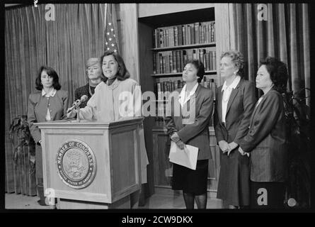 Vertreter (l-r) Nancy Pelosi, Patricia Schroeder, Barbara Boxer (auf dem Podium), Nita Lowey, Marilyn Lloyd und Patsy Mink auf der Pressekonferenz verurteilte Präsident George H.W. Bush's Veto of Civil Rights Legislation, Washington, DC, 10/22/1990. (Foto von Michael R Jenkins/CQ Roll Call Photography Collection/RBM Vintage Images) Stockfoto