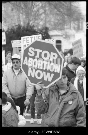 Jugend bei einem Pro-Life-marsch mit einem Schild mit "Stoppen Sie Abtreibung jetzt", geschrieben darauf, Washington, DC, 1/22/1990. (Foto von Michael R Jenkins/CQ Roll Call Photography Collection/RBM Vintage Images) Stockfoto