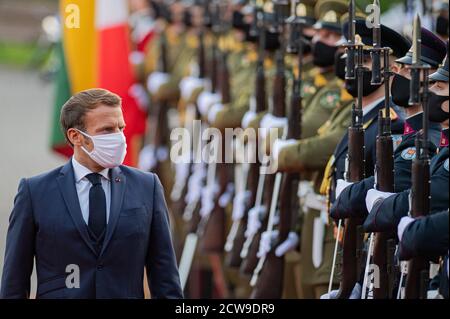 Vilnius, Litauen. September 2020. Der französische Präsident Emmanuel Macron (L, Front) hat am 28. September 2020 eine Ehrenwache in Vilnius, Litauen, überprüft. Litauen hat in den zwei Jahrzehnten seit dem letzten offiziellen Besuch von Jacques Chirac im Jahr 2001 große Fortschritte gemacht, sagte der französische Präsident Emmanuel Macron hier am Montag unter Berufung auf einen seiner Vorgänger. Quelle: Alfredas Pliadis/Xinhua/Alamy Live News Stockfoto