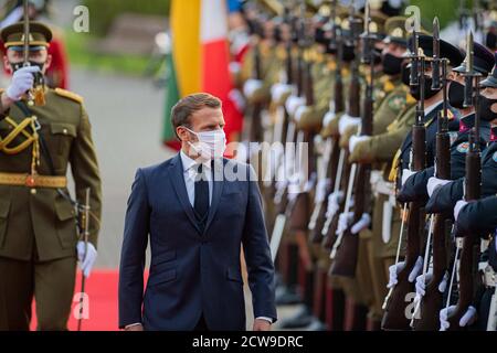 Vilnius, Litauen. September 2020. Der französische Präsident Emmanuel Macron (Front) hat am 28. September 2020 eine Ehrenwache in Vilnius, Litauen, überprüft. Litauen hat in den zwei Jahrzehnten seit dem letzten offiziellen Besuch von Jacques Chirac im Jahr 2001 große Fortschritte gemacht, sagte der französische Präsident Emmanuel Macron hier am Montag unter Berufung auf einen seiner Vorgänger. Quelle: Alfredas Pliadis/Xinhua/Alamy Live News Stockfoto