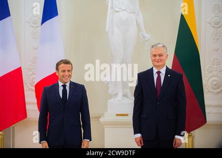 Vilnius, Litauen. September 2020. Der litauische Präsident Gitanas Nauseda (R) trifft sich am 28. September 2020 mit dem französischen Präsidenten Emmanuel Macron in Vilnius, Litauen. Litauen hat in den zwei Jahrzehnten seit dem letzten offiziellen Besuch von Jacques Chirac im Jahr 2001 große Fortschritte gemacht, sagte der französische Präsident Emmanuel Macron hier am Montag unter Berufung auf einen seiner Vorgänger. Quelle: Alfredas Pliadis/Xinhua/Alamy Live News Stockfoto