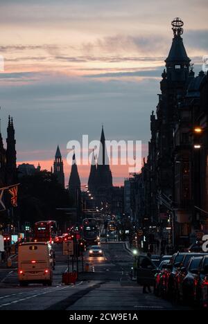 Princes Street, Edinburgh, Schottland, Vereinigtes Königreich - 27. September 2020. Edinburghs Nachtstraße, beleuchtet von Straßenlaternen und voller Verkehr. Stockfoto