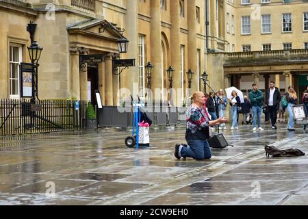 Eine Straßenperformance in der Stadt Bath, England Stockfoto