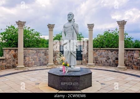 Eine Statue von Hippokrates steht im Hippokrates Park auf dem Campus der University of South Alabama, 26. September 2020, in Mobile, Alabama. Stockfoto