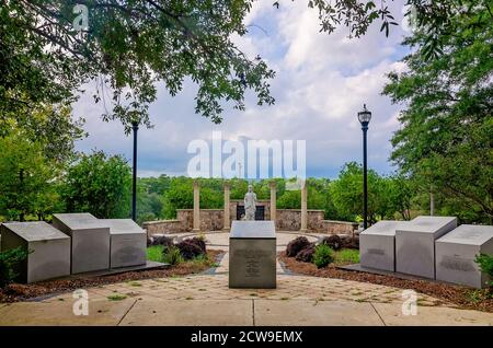 Eine Statue von Hippokrates steht im Hippokrates Park auf dem Campus der University of South Alabama, 26. September 2020, in Mobile, Alabama. Stockfoto