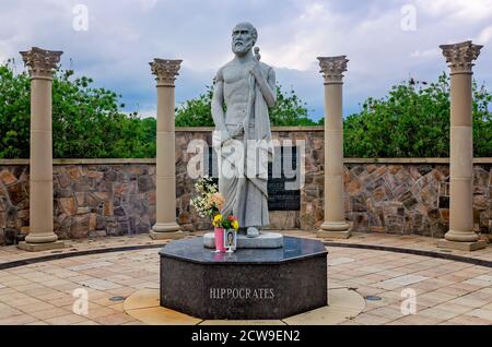 Eine Statue von Hippokrates steht im Hippokrates Park auf dem Campus der University of South Alabama, 26. September 2020, in Mobile, Alabama. Stockfoto