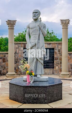 Eine Statue von Hippokrates steht im Hippokrates Park auf dem Campus der University of South Alabama, 26. September 2020, in Mobile, Alabama. Stockfoto