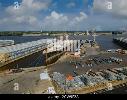 Werftindustrie Luftaufnahme von großen Schiff für Reparaturen in Große schwimmende Dock auf dem Fluss Delaware Pennsylvania USA Stockfoto