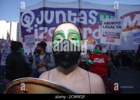 Buenos Aires, Buenos Aires, Argentinien. September 2020. Feministische Organisationen führten vor dem Kongress ein Taschentuch im Rahmen des globalen Kampftages für legale Abtreibung durch. Quelle: Carol Smiljan/ZUMA Wire/Alamy Live News Stockfoto
