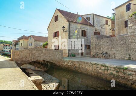 Brücke über Kanal im Dorf Vrboska, Insel Hvar, Kroatien. Stockfoto