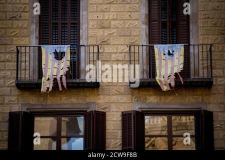 Barcelona Spanien. September 2020. Zwei abgenutzte Eseladen oder katalanische Pro-Unabhängigkeit-Flaggen hängen von Balkonen in Barcelona. Der spanische Oberste Gerichtshof hat den katalanischen Präsidenten Quim Torra wegen Ungehorsams disqualifiziert. Quelle:Jordi Boixareu/Alamy Live News Stockfoto