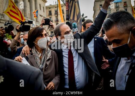 Barcelona Spanien. September 2020. Der katalanische Präsident QUIM TORRA (C) begrüßt Unterstützer der Unabhängigkeit in Barcelona. Der spanische Oberste Gerichtshof hat den katalanischen Präsidenten Quim Torra wegen Ungehorsams disqualifiziert. Quelle:Jordi Boixareu/Alamy Live News Stockfoto