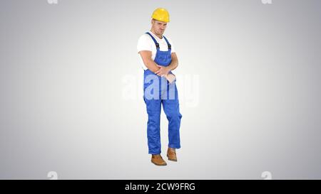 Arbeiter mit Helm, der auf lustige Art und Weise läuft und lacht Auf Gradi Stockfoto
