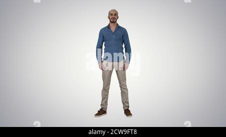 Junger arabischer Mann lächelt auf gradienten Hintergrund. Stockfoto
