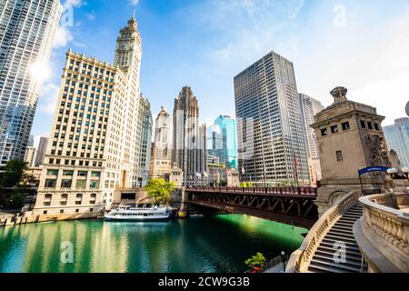 Schöne Aussicht auf Chicago River Gebäude Moderne Architektur im Sommer Stockfoto