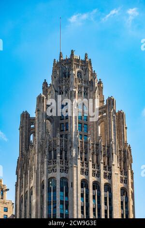 Zauberhafter Tribune Tower Neogotischer Stil in Chicago Sommerblick Stockfoto