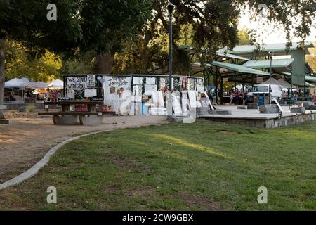 Davis, Kalifornien, USA, 28. September 2020. Es gibt überall Wandbilder und verschiedene Schilder zur Unterstützung von George Floyd und der Black Lives Matter Bewegung, auch an Orten wie dem Central Park in Davis, Kalifornien, USA. Die Namen anderer Opfer Stockfoto