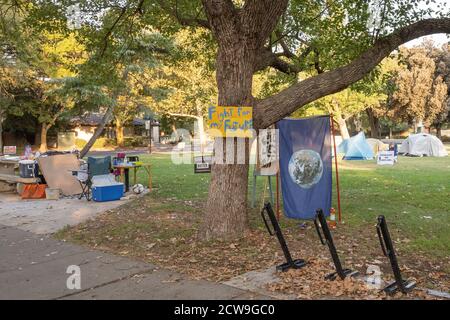 Davis, Kalifornien, USA, 26. Oktober 2020. Es gibt überall Wandbilder und verschiedene Schilder zur Unterstützung von George Floyd und der Black Lives Matter Bewegung, auch an Orten wie dem Central Park in Davis, Kalifornien, USA. Stockfoto