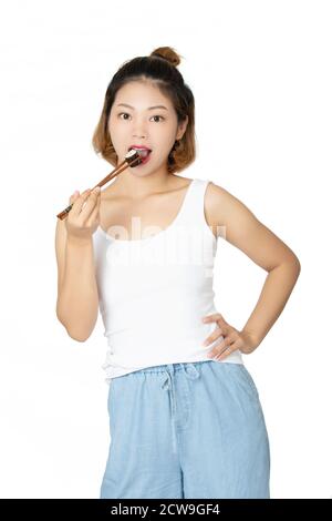 Schöne chinesische American woman holding Sushi mit Stäbchen auf weißem Hintergrund Stockfoto