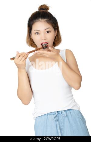 Schöne chinesische American woman holding Sushi mit Stäbchen auf weißem Hintergrund Stockfoto