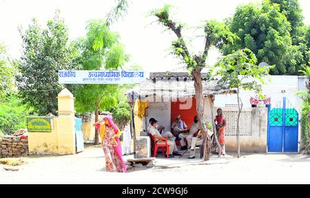 Beawar, Indien. September 2020. Polizisten sitzen vor einem Wahllokal während der Panchayati Raj Wahlen, inmitten der laufenden Coronavirus Pandemie, in Jhala KI Chauki Dorf in der Nähe von Beawar. Über 83.50 Prozent der 31.95-lakh Wähler ihre Stimmen in der ersten Phase der 947 Gramm Panchayat (Dorfrat) Wahlen in 25 Bezirken im ganzen Staat. Die Richtlinien im Zusammenhang mit COVID-19 wurden bei der Wahl nicht befolgt. Die Wähler tragen Gesichtsmasken, haben aber keine soziale Distanzierung beibehalten. (Foto von Sumit Saraswat/Pacific Press) Quelle: Pacific Press Media Production Corp./Alamy Live News Stockfoto