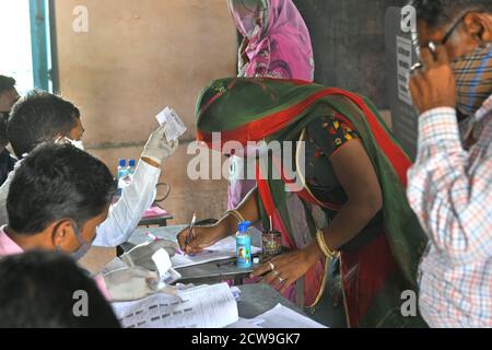 Beawar, Indien. September 2020. Rajasthani verschleierte Frau warf ihre Stimme in einem Wahllokal während Panchayati Raj Wahlen, inmitten der laufenden Coronavirus-Pandemie, in Jhala KI Chauki Dorf in der Nähe von Beawar. Über 83.50 Prozent der 31.95-lakh Wähler ihre Stimmen in der ersten Phase der 947 Gramm Panchayat (Dorfrat) Wahlen in 25 Bezirken im ganzen Staat. Die Richtlinien im Zusammenhang mit COVID-19 wurden bei der Wahl nicht befolgt. Die Wähler tragen Gesichtsmasken, haben aber keine soziale Distanzierung beibehalten. (Foto von Sumit Saraswat/Pacific Press) Quelle: Pacific Press Media Production Corp./Alamy Live News Stockfoto