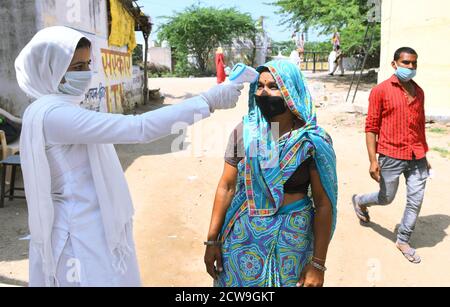 Beawar, Indien. September 2020. Während der Panchayati Raj-Wahlen, inmitten der laufenden Coronavirus-Pandemie, werden die Wähler vor einem Wahllokal im Dorf Jhala KI Chauki in der Nähe von Beawar thermisch abgetastet. Über 83.50 Prozent der 31.95-lakh Wähler ihre Stimmen in der ersten Phase der 947 Gramm Panchayat (Dorfrat) Wahlen in 25 Bezirken im ganzen Staat. Die Richtlinien im Zusammenhang mit COVID-19 wurden bei der Wahl nicht befolgt. Die Wähler tragen Gesichtsmasken, haben aber keine soziale Distanzierung beibehalten. (Foto von Sumit Saraswat/Pacific Press) Quelle: Pacific Press Media Production Corp./Alamy Live News Stockfoto