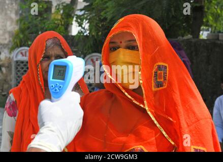 Beawar, Indien. September 2020. Während der Panchayati Raj-Wahlen, inmitten der laufenden Coronavirus-Pandemie, werden die Wähler vor einem Wahllokal im Dorf Sendra in der Nähe von Beawar thermisch gescannt. Über 83.50 Prozent der 31.95-lakh Wähler ihre Stimmen in der ersten Phase der 947 Gramm Panchayat (Dorfrat) Wahlen in 25 Bezirken im ganzen Staat. Die Richtlinien im Zusammenhang mit COVID-19 wurden bei der Wahl nicht befolgt. Die Wähler tragen Gesichtsmasken, haben aber keine soziale Distanzierung beibehalten. (Foto von Sumit Saraswat/Pacific Press) Quelle: Pacific Press Media Production Corp./Alamy Live News Stockfoto