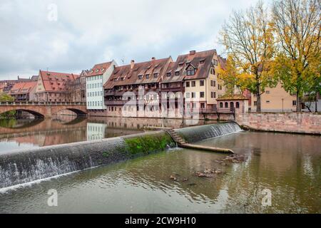 Blick auf Pegnitz und Maxbrucke in Nürnberg. Schnell fliessend mit der Wasserkaskade des Flusses. Stockfoto