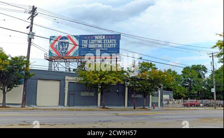 Plakatwand von Artists United for Change, einem kunstbasierten Super PAC, kündigt eine Anti-Trump-Botschaft nahe der Ecke Carnegie und 40th Street in Cleveland, Ohio, USA an. Das Bilboard, eines von vielen strategisch in der Cleveland-Region im Vorfeld der ersten Präsidentschaftsdebatte 2020 in Cleveland, ist Teil der Kampagne "Vote Them Out" und "Remember what they did". Die politischen Frachten tragen verschiedene Botschaften, die sich auf Zitate stützen, die Trump und andere Politiker in Bezug auf Einwanderung, Kinder in Käfigen an der Grenze, die Pandemiereaktion und andere gemacht haben. Stockfoto