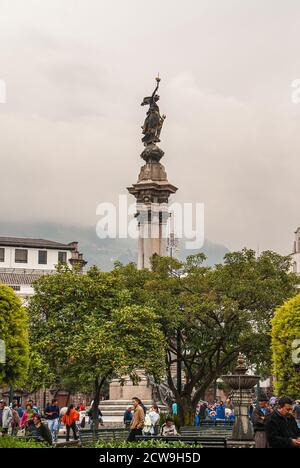 Quito, Ecuador - 2. Dezember 2008: Historische Innenstadt, Plaza Grande. Unabhängigkeitsdenkmal, oder Heroes of August 10, hoch über grünem Laub unter Stockfoto