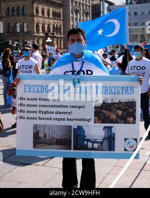 Protestler mit "Freiheit für Ostturkistan" Schild am Stop Uiguren Völkermord und Aufruf zur Aktionskundgebung. Ottawa, Kanada. September 2020. Stockfoto