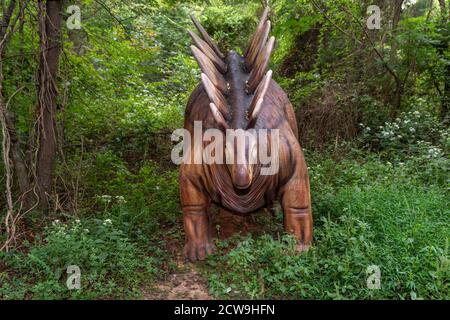 Cave City Kentucky, USA 09-24-20 Dinosaur World ist ein großartiges Outdoor-Ziel für Kinder mit lebensgroßen Dinosauriernachbildungen und praktischen Aktivitäten. Stockfoto