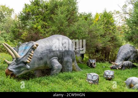 Cave City Kentucky, USA 09-24-20 Dinosaur World ist ein großartiges Outdoor-Ziel für Kinder mit lebensgroßen Dinosauriernachbildungen und praktischen Aktivitäten. Stockfoto