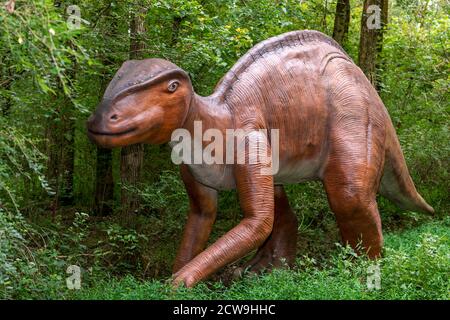 Cave City Kentucky, USA 09-24-20 Dinosaur World ist ein großartiges Outdoor-Ziel für Kinder mit lebensgroßen Dinosauriernachbildungen und praktischen Aktivitäten. Stockfoto