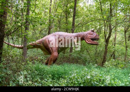 Cave City Kentucky, USA 09-24-20 Dinosaur World ist ein großartiges Outdoor-Ziel für Kinder mit lebensgroßen Dinosauriernachbildungen und praktischen Aktivitäten. Stockfoto