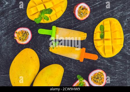 Hausgemachtes Eis aus Mango und Passionsfrucht. Popsicle Stockfoto