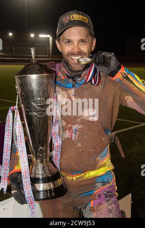 Manchester, Großbritannien. September 2020. MANCHESTER, ENGLAND. 28. SEPTEMBER 2020 Rory Schlein mit der Siegertrophäe während der British Speedway Championship im National Speedway Stadium, Manchester, England (Quelle: Ian Charles) Quelle: MI News & Sport /Alamy Live News Stockfoto