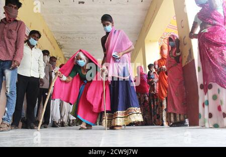 Sheoganj, Indien. September 2020. Eine ältere Frau kommt, um ihre Stimme in einem Wahlzentrum während der ersten Phase der gram panchayat (Dorfrat) Wahlen in einem Dorf Sirohi Bezirk im westlichen indischen Bundesstaat Rajasthan zu geben. Kredit: SOPA Images Limited/Alamy Live Nachrichten Stockfoto