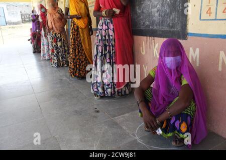 Sheoganj, Indien. September 2020. Die Menschen warten in einer Warteschlange, um ihre Stimme in einem Wahlzentrum während der ersten Phase der gram panchayat (Dorfrat) Wahlen in einem Dorf Sirohi Bezirk im westlichen indischen Bundesstaat Rajasthan zu geben. Kredit: SOPA Images Limited/Alamy Live Nachrichten Stockfoto