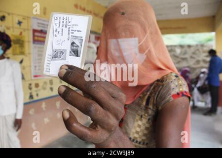 Sheoganj, Indien. September 2020. Eine Frau zeigt ihren Personalausweis, während sie in einer Warteschlange wartet, um ihre Stimme in einem Wahlzentrum während der ersten Phase der gram panchayat (Dorfrat) Wahlen in einem Dorf Sirohi Bezirk im westlichen indischen Bundesstaat Rajasthan abzugeben. Kredit: SOPA Images Limited/Alamy Live Nachrichten Stockfoto