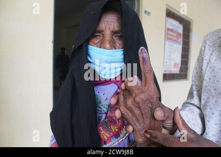 Sheoganj, Indien. September 2020. Eine ältere Frau zeigt ihre mit Tinte markierte Finger nach dem Abwerfen ihrer Stimme in einem Wahlzentrum während der ersten Phase der gram panchayat (Dorfrat) Wahlen in einem Dorf Sirohi Bezirk im westlichen indischen Bundesstaat Rajasthan. Kredit: SOPA Images Limited/Alamy Live Nachrichten Stockfoto