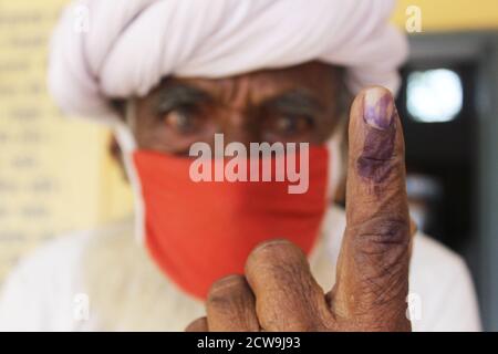 Sheoganj, Indien. September 2020. Ein älterer Mann zeigt seine Tinte markiert Finger nach dem Gießen seiner Stimme in einem Wahlzentrum während der ersten Phase der gram panchayat (Dorfrat) Wahlen in einem Dorf Sirohi Bezirk im westlichen indischen Bundesstaat Rajasthan. Kredit: SOPA Images Limited/Alamy Live Nachrichten Stockfoto