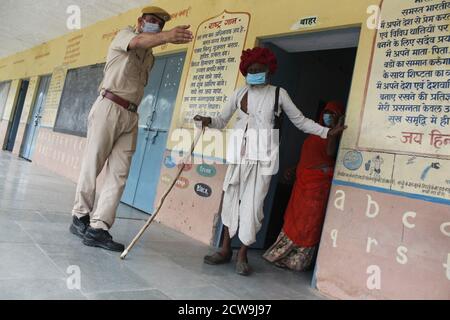 Sheoganj, Indien. September 2020. Ein älterer Mann verlässt, nachdem er seine Stimme in einem Wahlzentrum während der ersten Phase der gram panchayat (Dorfrat) Wahlen in einem Dorf Sirohi Bezirk im westlichen indischen Bundesstaat Rajasthan. Kredit: SOPA Images Limited/Alamy Live Nachrichten Stockfoto